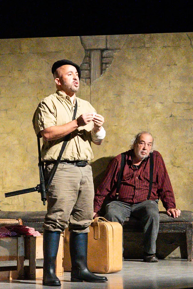 Jalil Arfaoui dans le rôle de Pierrot face à l'aubergiste dans La Pièce