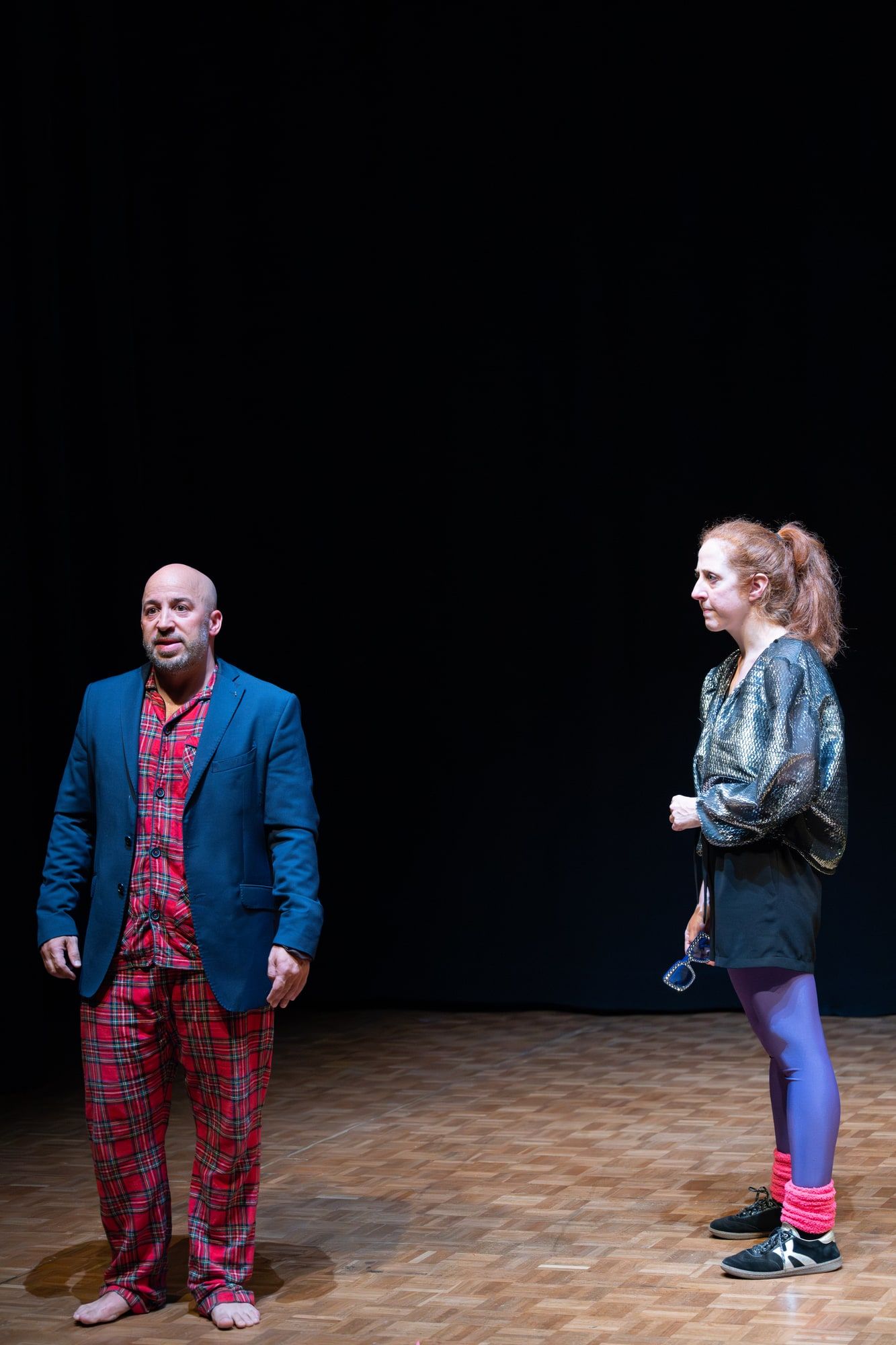 Orso (Jalil Arfaoui) en dialogue avec une figurante dans Les Figurants