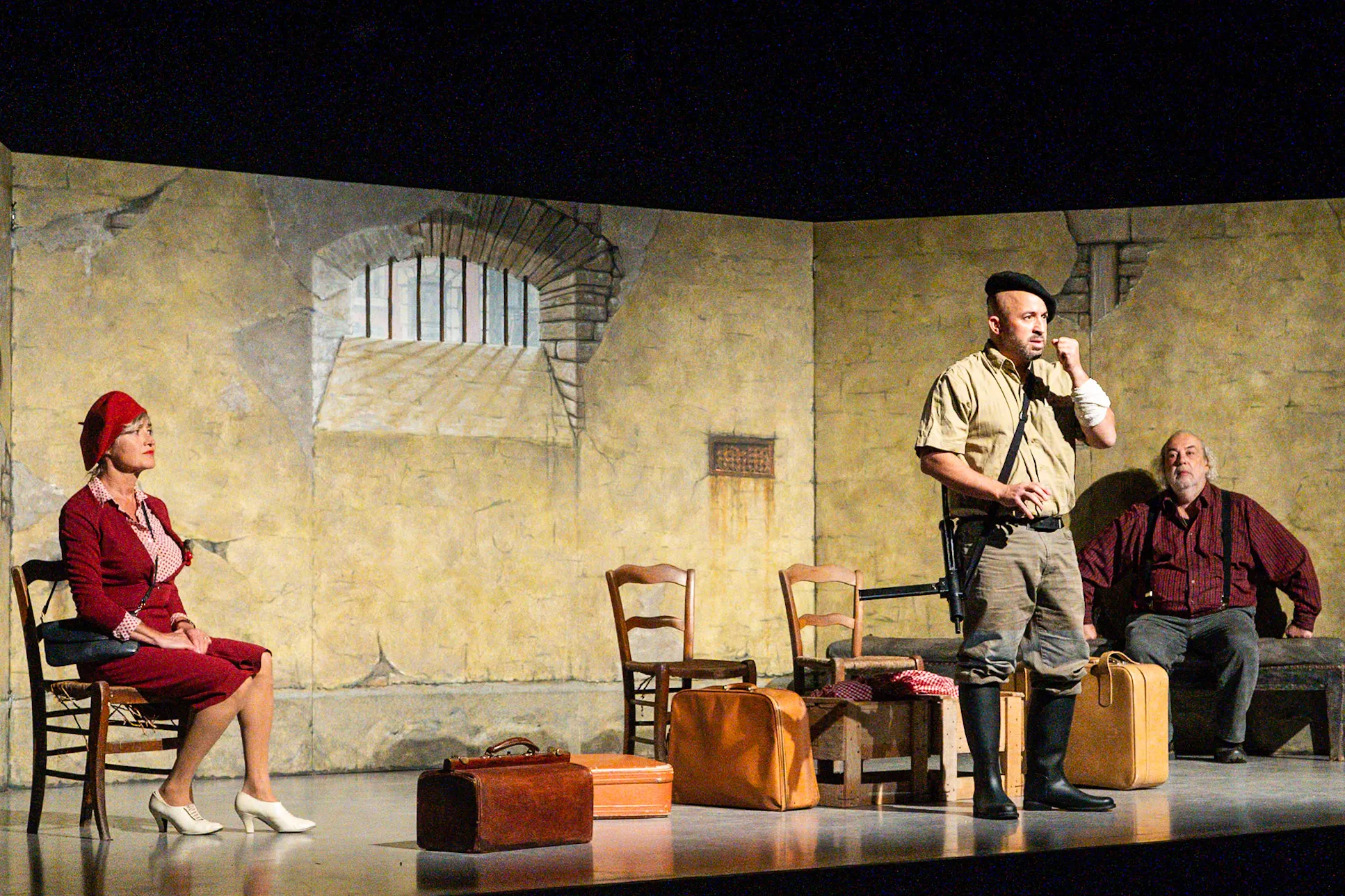 Scène du cave : Pierrot debout entre l'aubergiste et sa femme