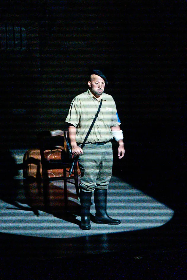 Pierrot seul sous la lumière