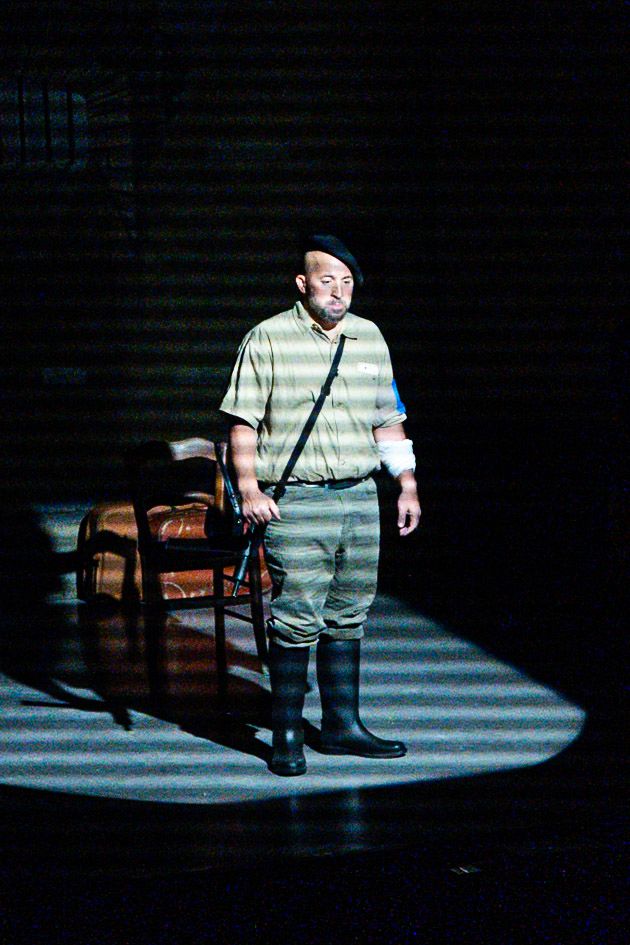 Pierrot seul sous la lumière