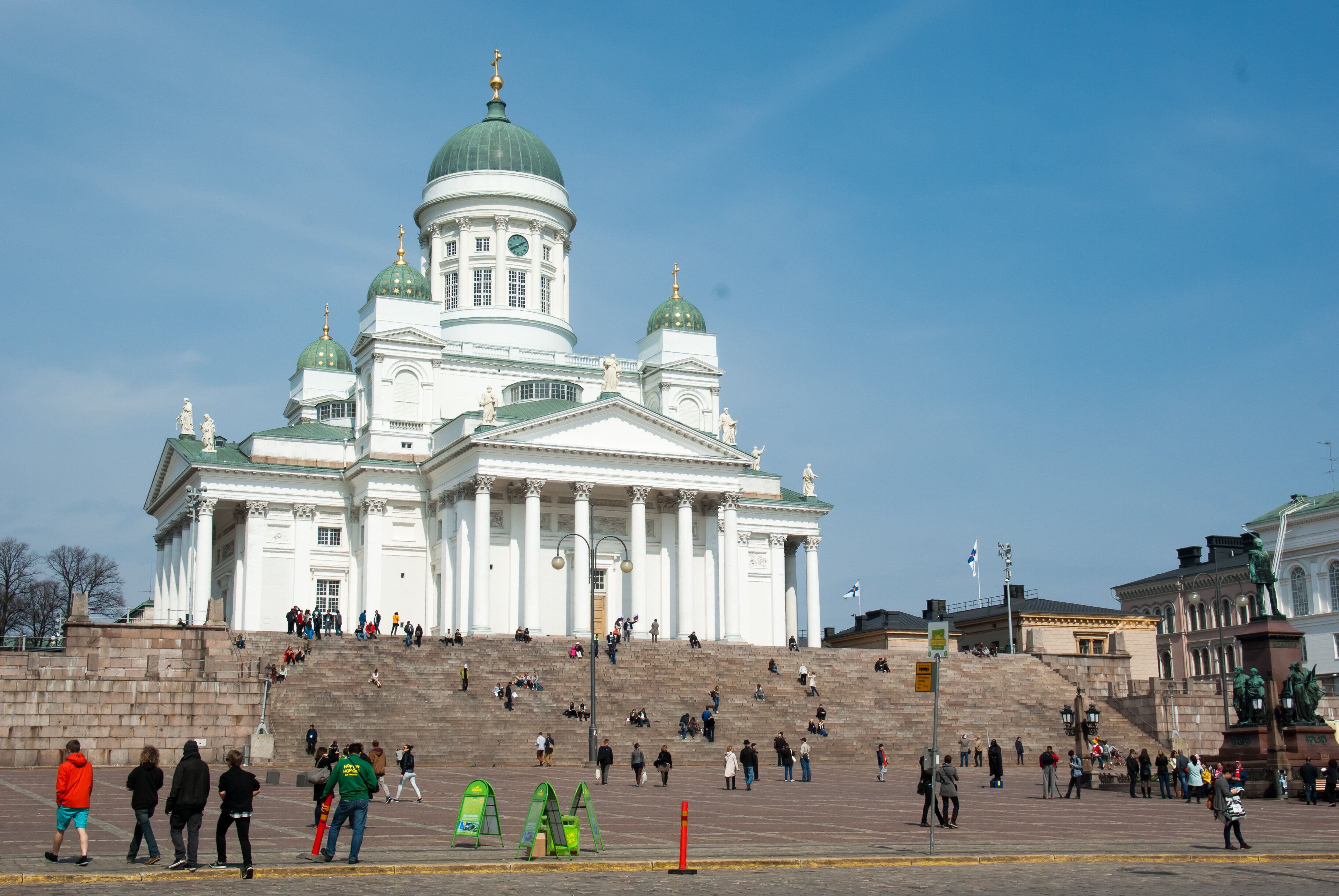 Cathedrale dHelsinki et place Senaatintori