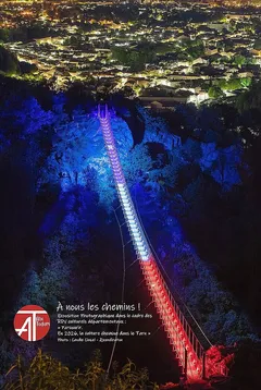 Affiche de l'exposition « À nous les chemins ! » par Albi Tadam — escalier illuminé aux couleurs bleu, blanc, rouge, photo de Candic Clavel-Deandington